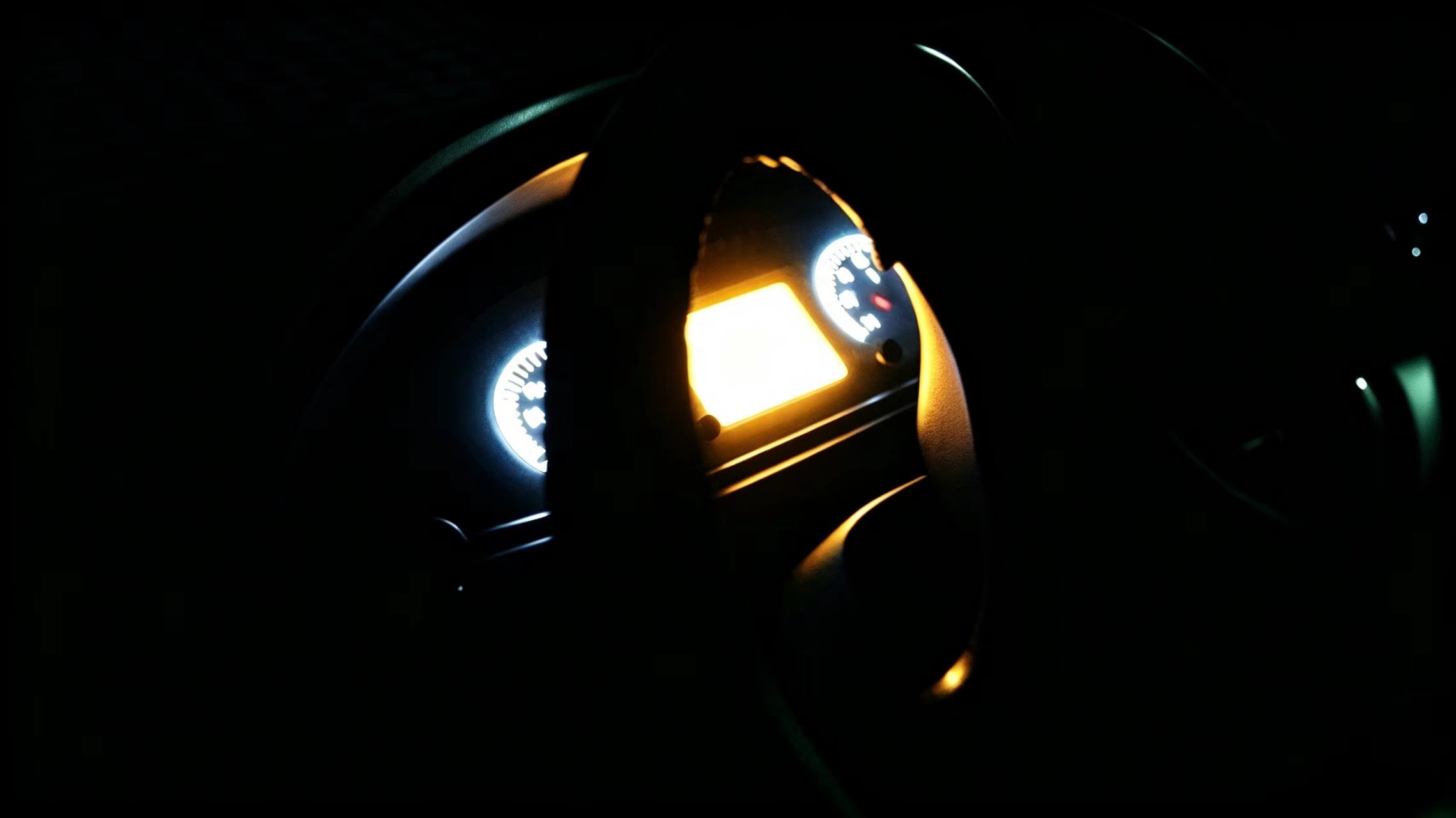 夜间调试，实时监测车辆仪表运行数据